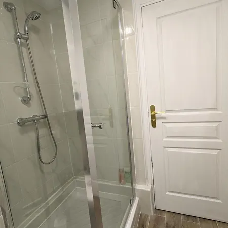 Garden House, Parking, 3 Mins Rer, 1km Paris